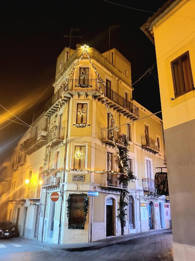 B&B L'Angolo Sulla Piazza Mirabella Imbaccari Exteriör bild