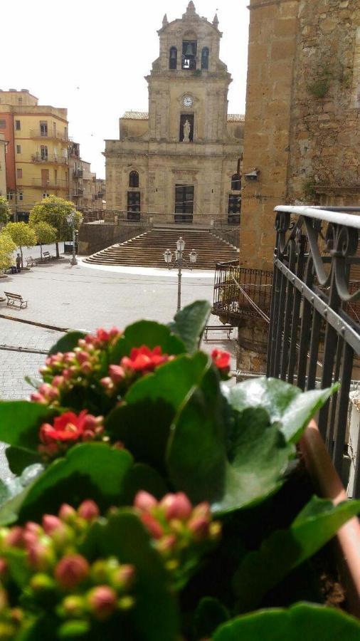 B&B L'Angolo Sulla Piazza Mirabella Imbaccari Exteriör bild