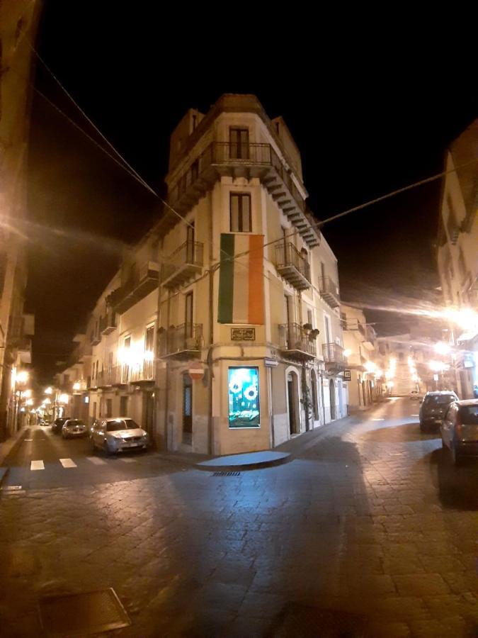 B&B L'Angolo Sulla Piazza Mirabella Imbaccari Exteriör bild